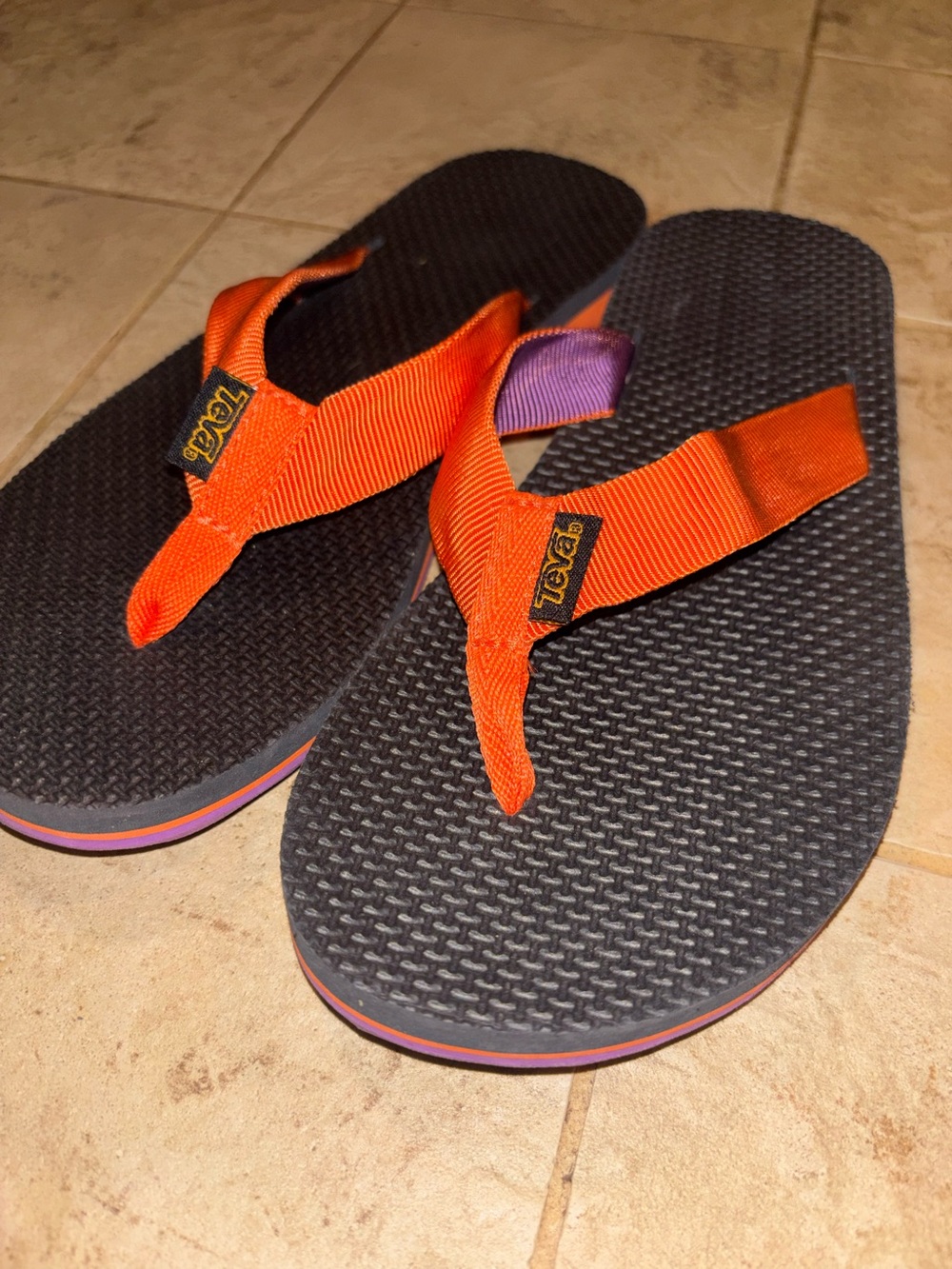 New Teva women’s Orange Strap Flip Flops with Purple Accent. Sz 7